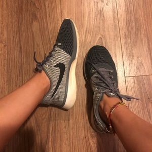 Women’s Nike sneaker size 8.5.